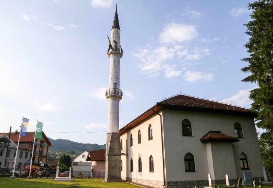 Bratunac: Uginula svinja bačena u harem džamije