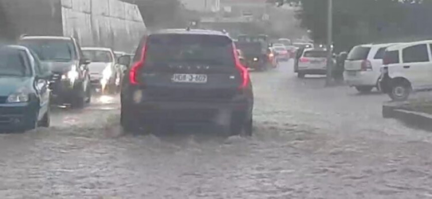 Snažno nevrijeme pogodilo Mostar, ulice pod vodom