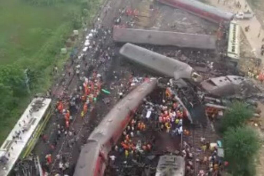 Pogledajte snimke stravične nesreće u Indiji (VIDEO)