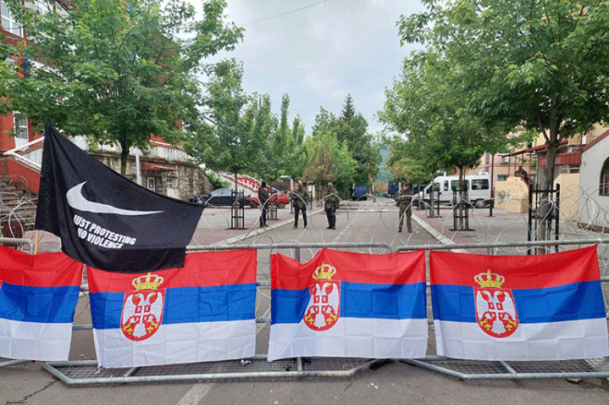 Srbi se deseti dan okupljaju ispred Opštine u Zvečan