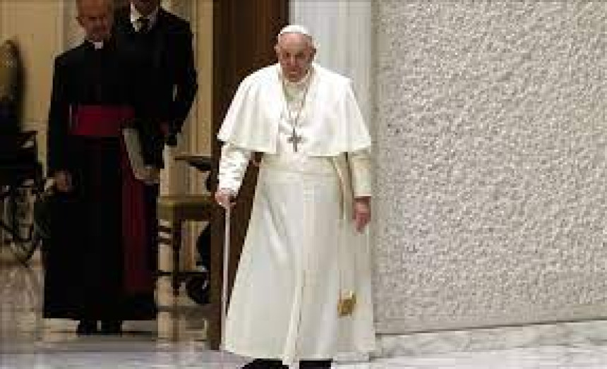 Папа подвргнут операцији, прошло без компликација