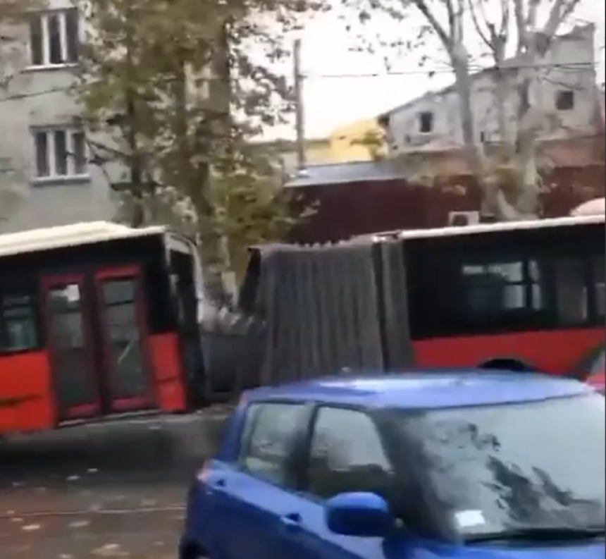Autobus gradskog prevoza prepolovio se u Beogradu