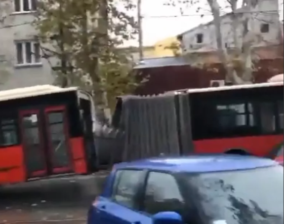 Autobus gradskog prevoza prepolovio se u Beogradu