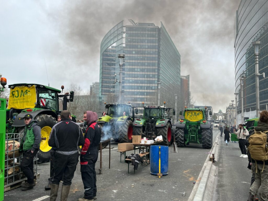 Хаос у Бриселу: Логорске ватре и сијено на улицама