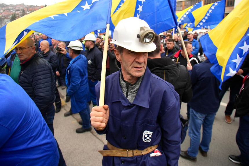 Zenički rudari protestvuju ispred zgrade Vlade FBiH