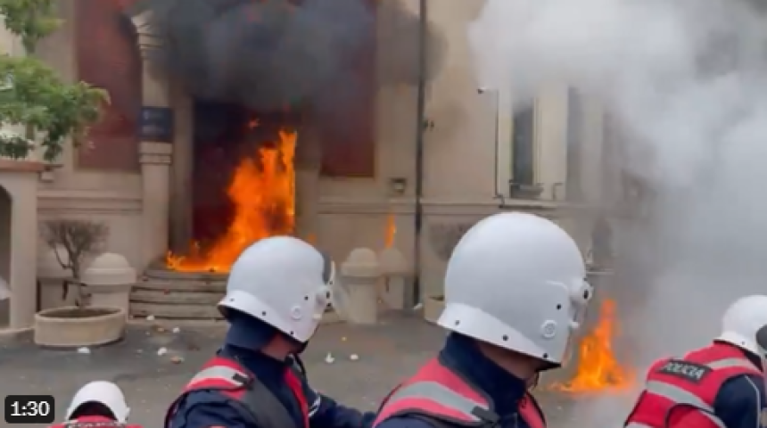 Хаос и нереди на улицама, горјеле зграде у Тирани