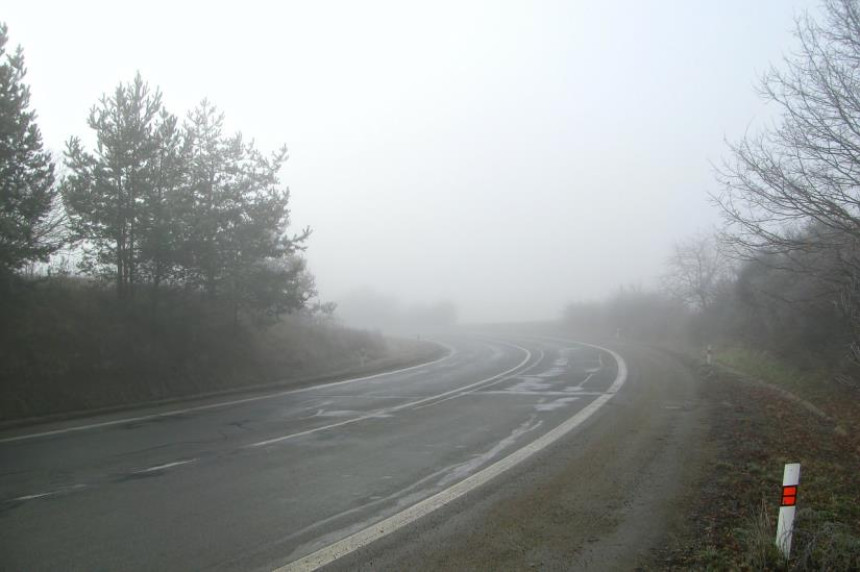 Smanjena vidljivost na putevima zbog magle i oblačnosti