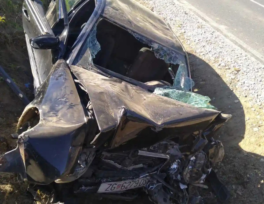 Возач мерцедеса погинуо у тешкој несрећи код Градишке