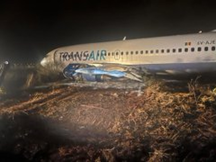 Боинг 737 пун путника слетио са писте и запалио се