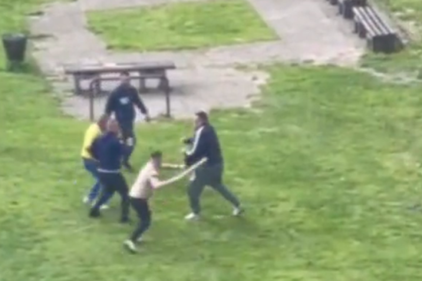 Tuča muškaraca na dječijem igralištu, korištena i motka