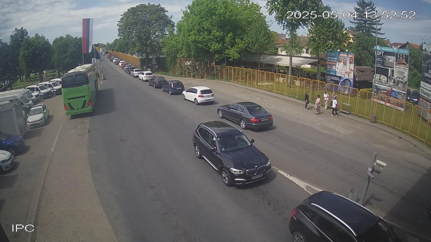 Дуге колоне и вишесатна чекања на граничним прелазима