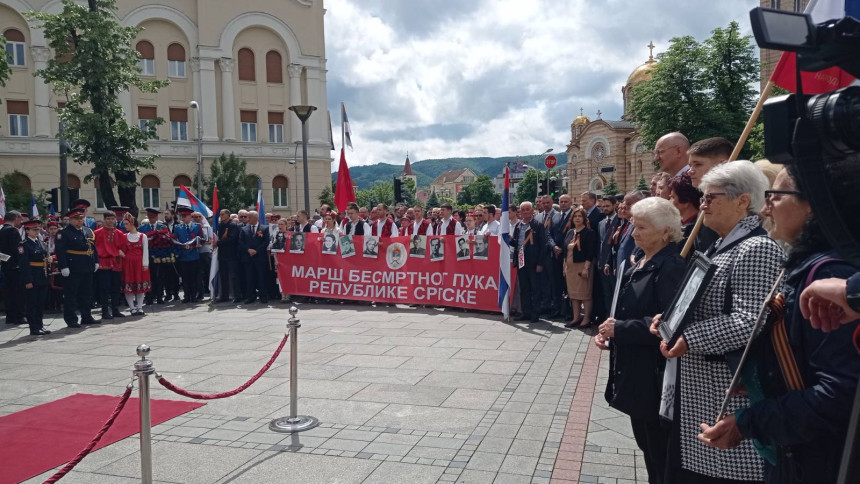 "Бесмртни пук" у БЛ: Учесници носили фотографије предака