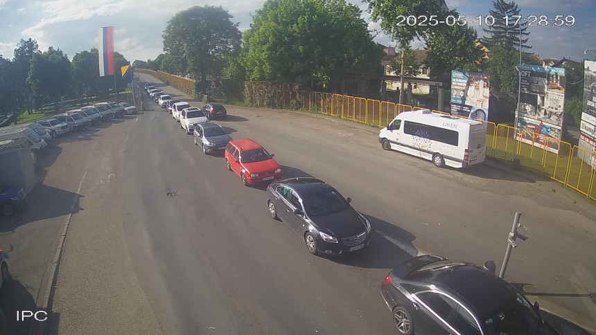 Повремене гужве на три гранична прелаза са Хрватском