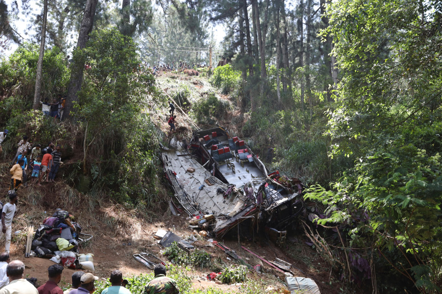 Autobus sleteo sa litice, poginula najmanje 21 osoba