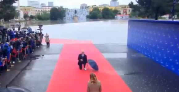 Еди Рама дочекао Ђорђу Мелони на киши и на кољенима (ВИДЕО)