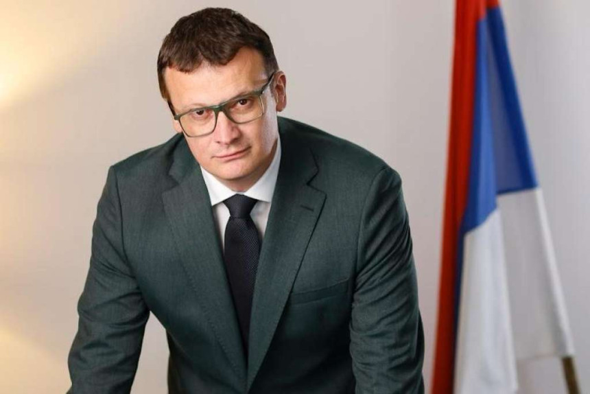 На позив АТВ-а да гостује, Божовић пристао, али под условом да јавно пречешљају његову и АТВ документацију