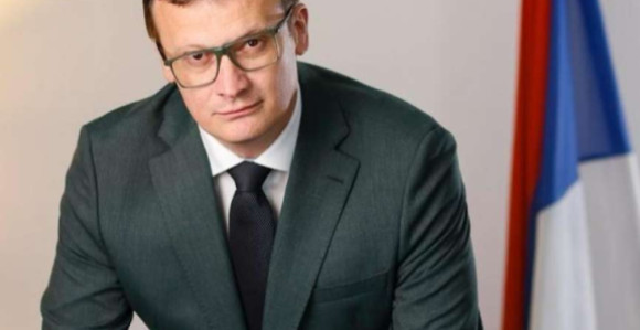 На позив АТВ-а да гостује, Божовић пристао, али под условом да јавно пречешљају његову и АТВ документацију
