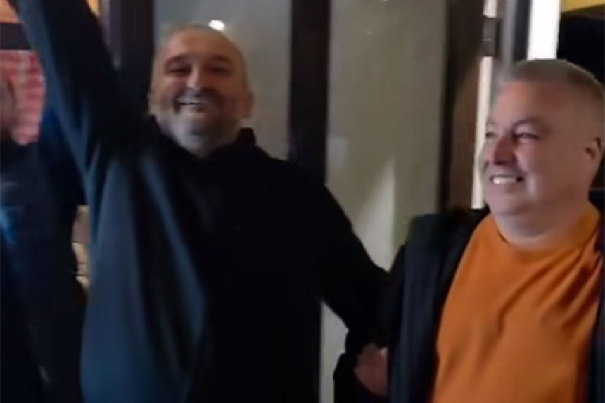 Кумови побиједили на изборима, славили без панталона (ВИДЕО)