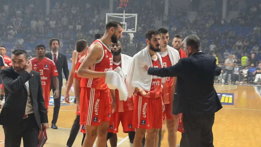 Zvezda: Naši igrači napustili teren na zahtjev sudija, prazni se dio hale
