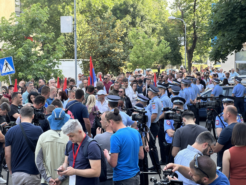 Велики број грађана и полиције око Окружног Суда у БЛ