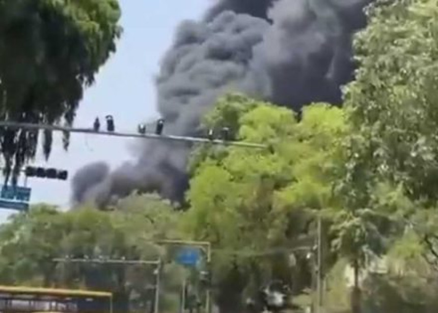 Avion s 242 putnika srušio se u Ahmedabadu (VIDEO)