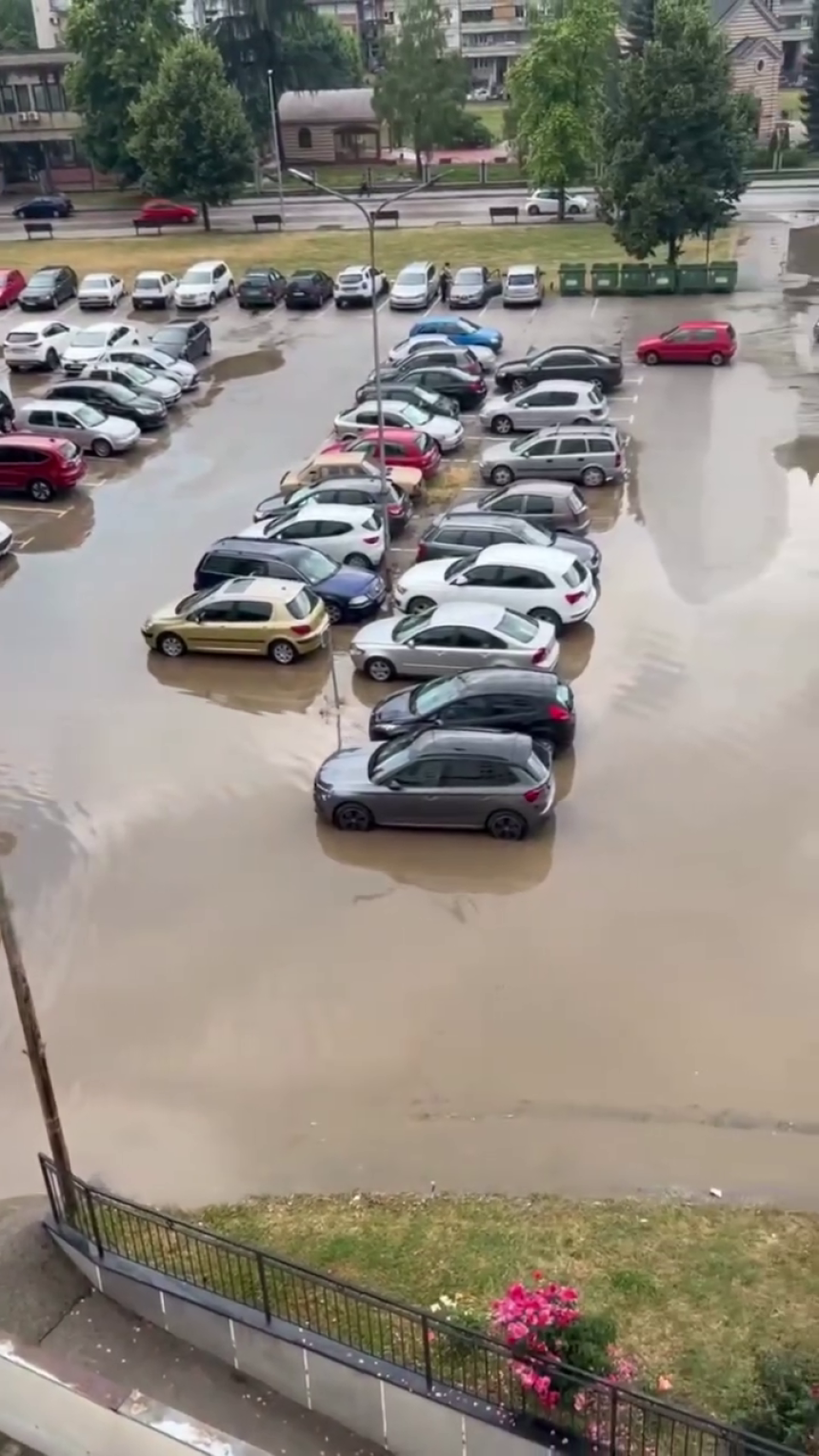 Јако невријеме погодило Србију, улице под водом (ВИДЕО)