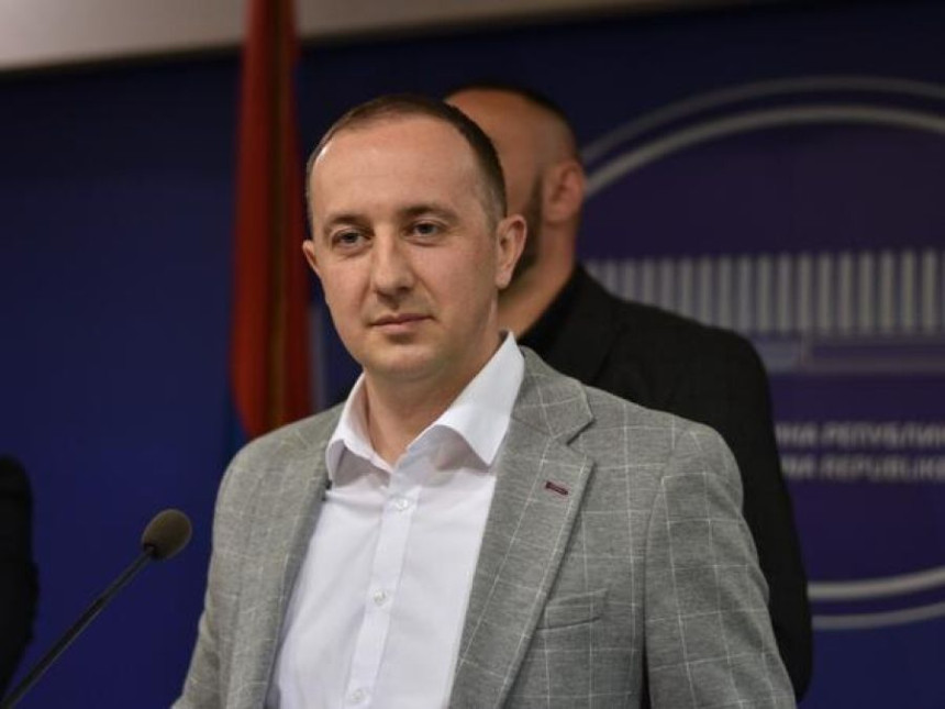 Лекције о патриотизму дијели Кошарац а писао Устав Републике БиХ