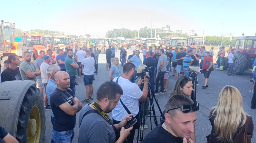 Гранични прелаз Рача блокиран за теретни саобраћај до 16 часова