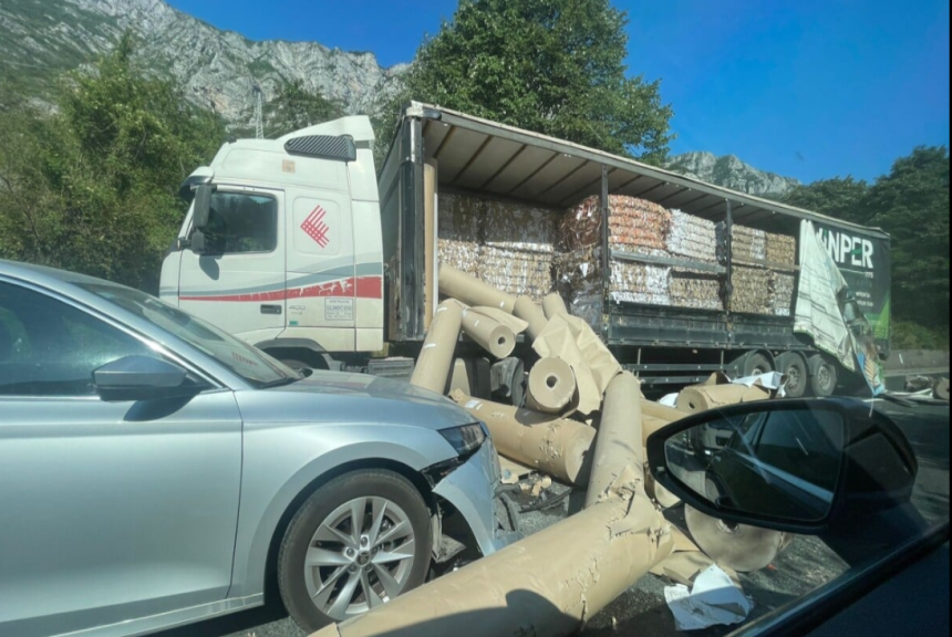 Јабланица: Из камиона испао терет, отежан саобраћај