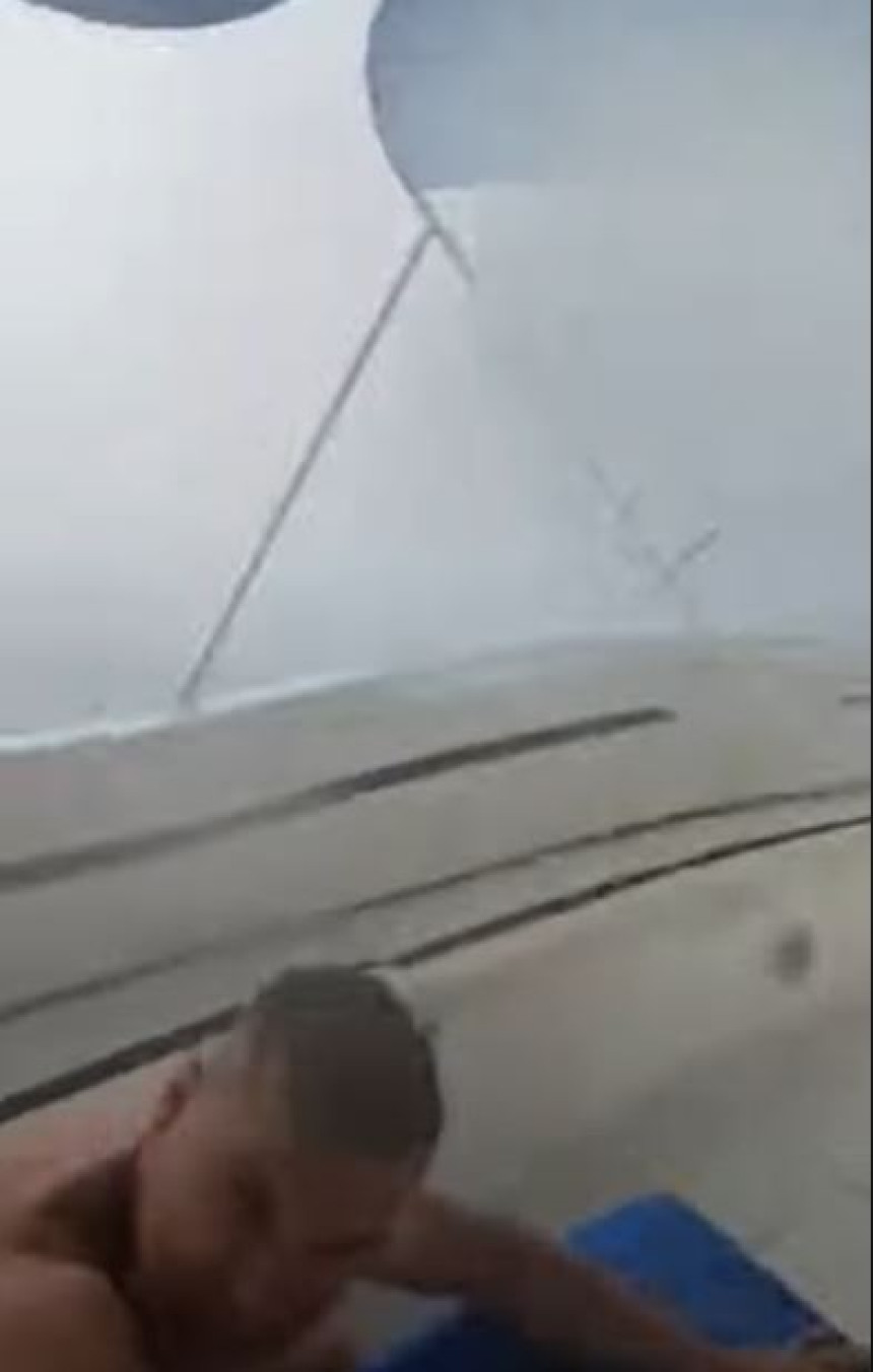 Muškarac se zatekao na brodu usred oluje na Jadranu (VIDEO)
