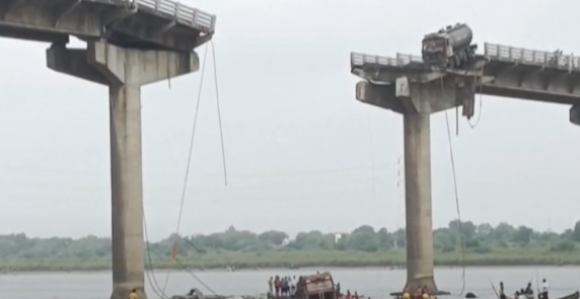 Срушио се мост: Најмање девет мртвих, камион виси