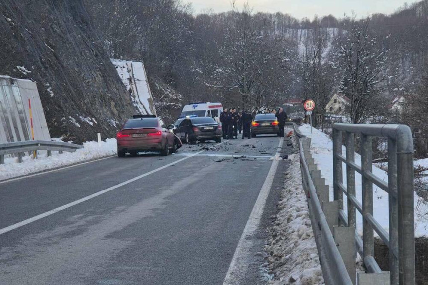 Повријеђена три полицајца из пратње премијера Спајића