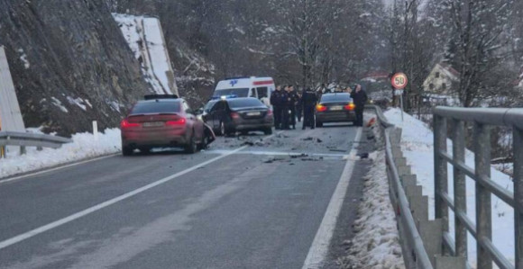 Повријеђена три полицајца из пратње премијера Спајића