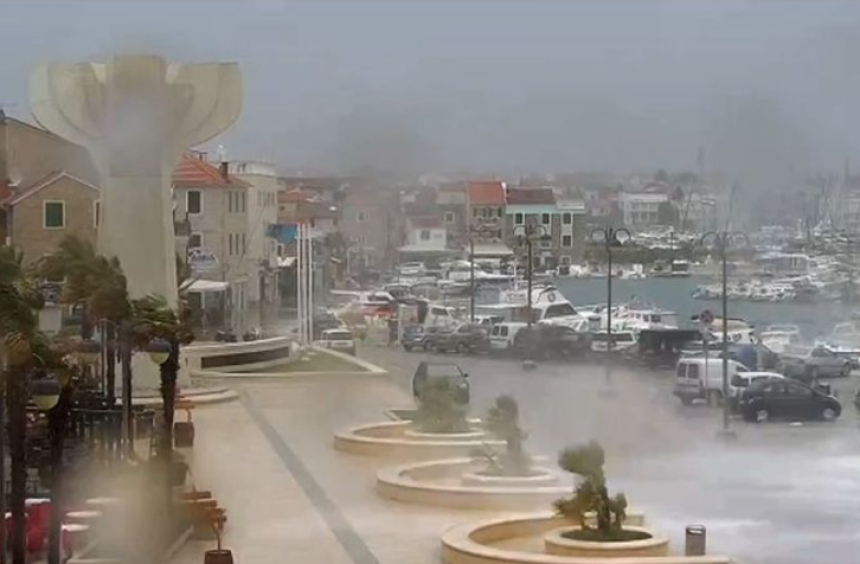 Снажно невријеме: Море се излило, саобраћај паралисан