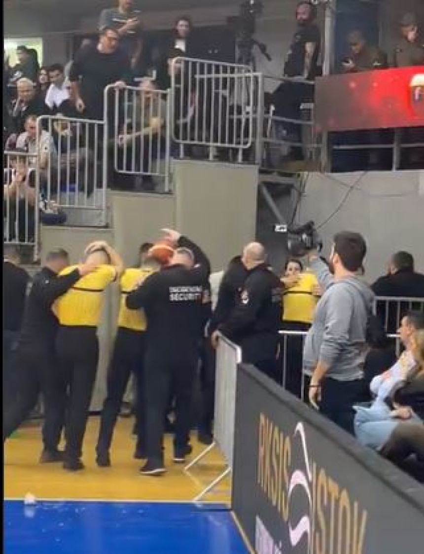 Prekinuta utakmica Partizana i Mege, nastao haos (VIDEO)