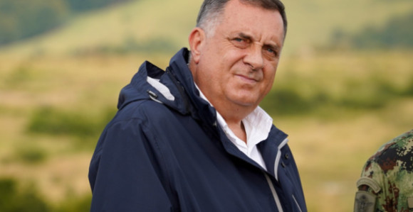 Иако није надлежан ни уставан, овај човјек се у све мијеша?!