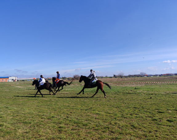 Одржане хуманитарне коњичке трке у Бијељини