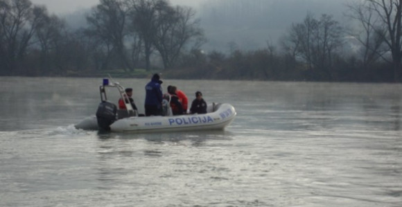 Prevrnuo se čamac na Uni, muškarac stradao, potraga traje