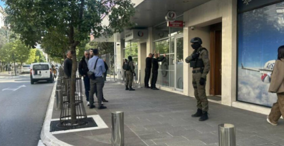 Полиција опколила зграду у којој живи брат Мила Ђукановића