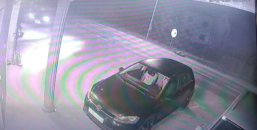 Котор Варош: Возило улетјело у двориште, све снимиле камере