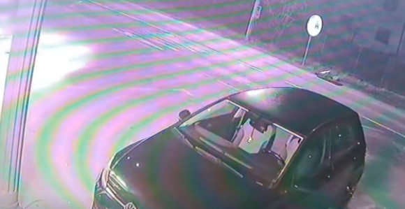 Котор Варош: Возило улетјело у двориште, све снимиле камере