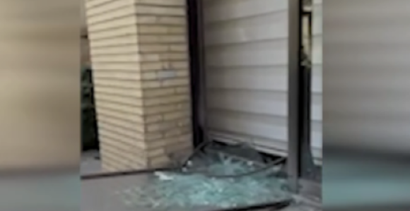 Oštećena ambasada Srbije u tokom napada (VIDEO)