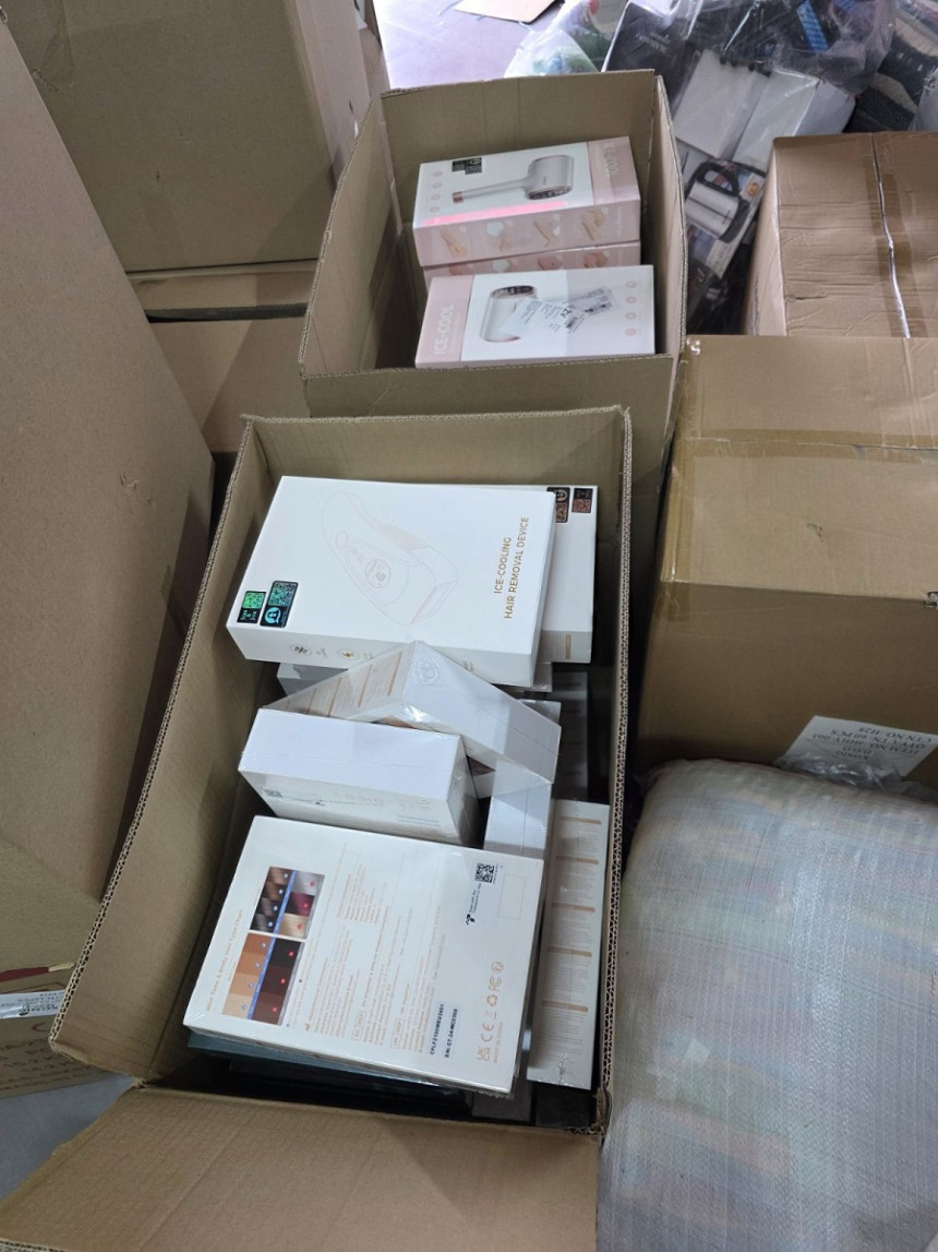 Službenici UIO BiH zaplijenili robu za internet prodaju