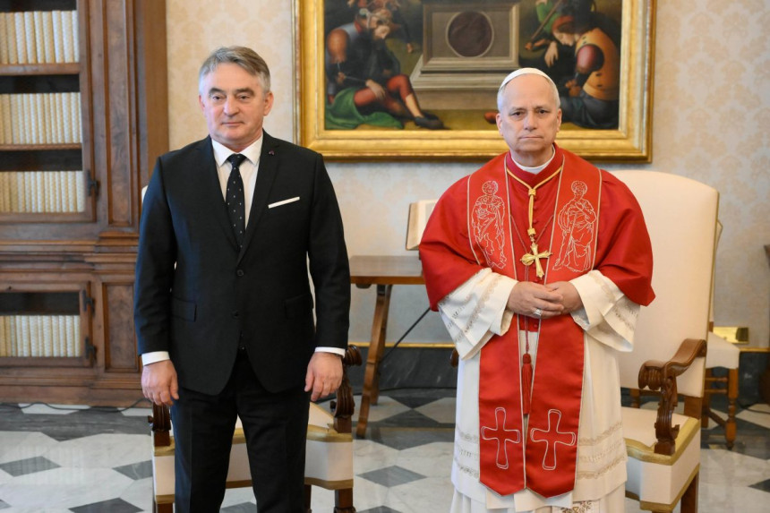 Рампа у Ватикану за Жељку Цвијановић и Дениса Бећировића, папа се састао само са Комшићем