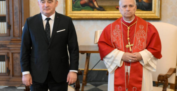 Рампа у Ватикану за Жељку Цвијановић и Дениса Бећировића, папа се састао само са Комшићем