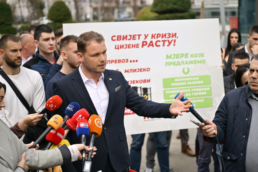 Stanivuković na presu ispred Vlade, neplanirano upao Minić (VIDEO)