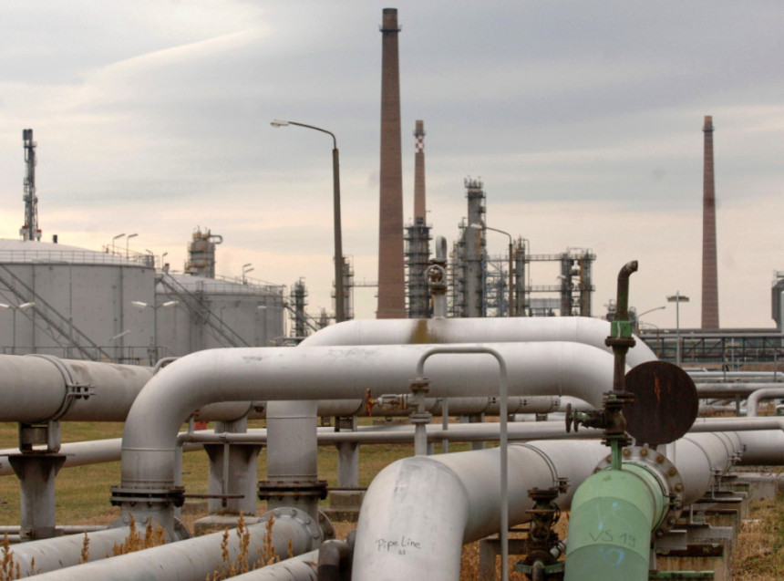 САД због проблема у мореузу отпушта милионе барела нафте