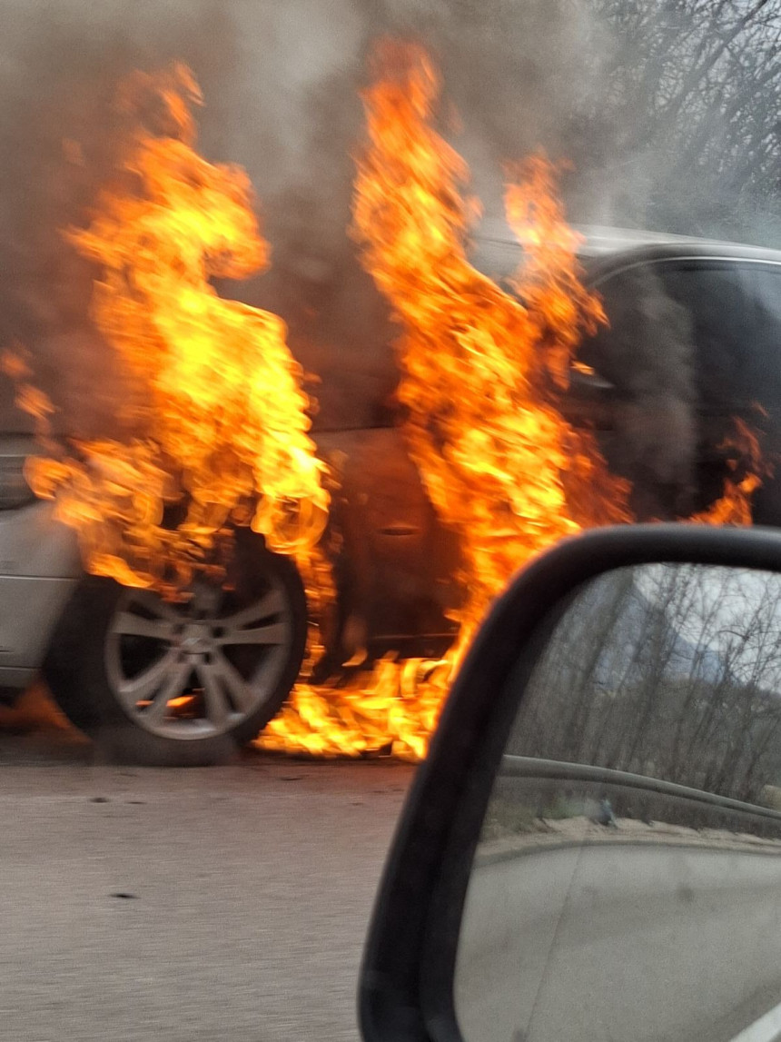 Izgorio automobil na putu Banjaluka - Mrkonjić Grad