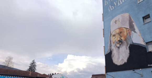 Мурал патријарха Павла мјесто гдје се фотографишу туристи