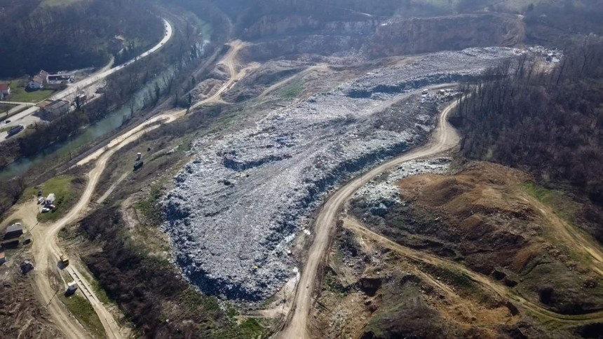 Milioni utrošeni u deponiju, građani se guše u smradu